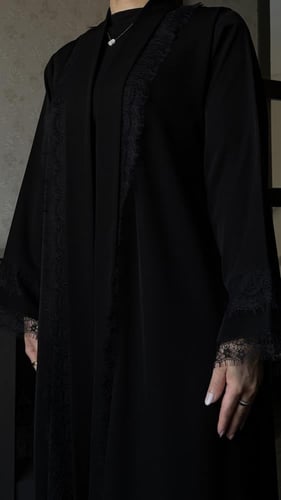 عبايه بياقه مقلوبه مزينه بالدانتيل