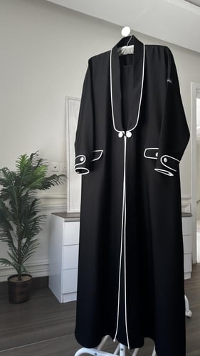 عبايه بليزر مزينه بااطراف اوف وايت مع مرد داخلي