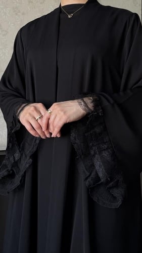 عباية حرير مزينة بالدانتيل في طرف الاكمام