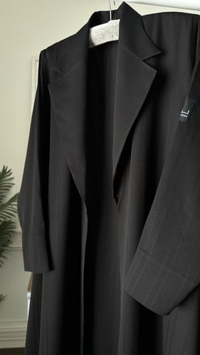 عبايه بليزر مقلم مع اضافة قطعة الصدر مقفله بالطقطق