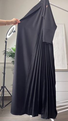 عبايه بليزر بكسر من الجوانب مع فستان