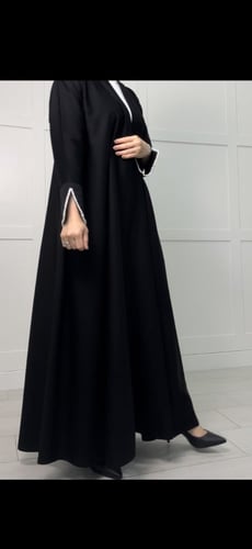 عبايه كلوش مزينه باللولو الابيض مع طرحه مزينه بالل...