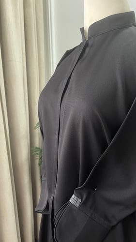 عبايه يوميه بتصميم ياباني ومزوده بجيوب جانبيه