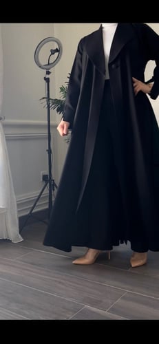 عبايه بياقه دائريه وكسره فالخلف
