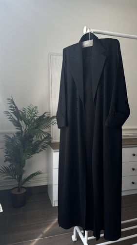 عبايه بليزر مع مرد داخلي مزينه بازارير على الصدر و...