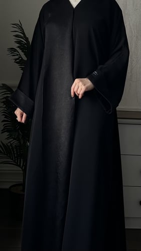 عبايه حرير كوري مزينه بقماش حرير لمعه