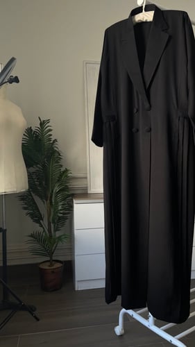 عبايه تصميم رسمي مع كسر فالجوانب