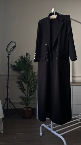 عبايه بليزر مزينه ب ازارير ذهبي وجيوب اماميه مع مر...