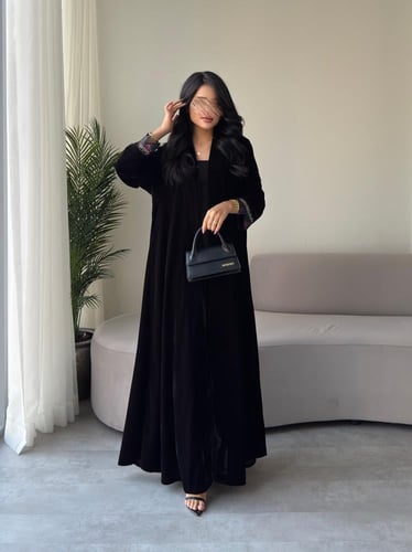 مخمل اسود مع أكمام دانتيل نص كلوش