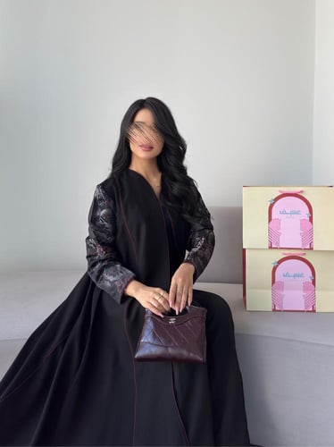 كريب لمار اسود مع تداخلات جاكار عودي في الاكمام نص...