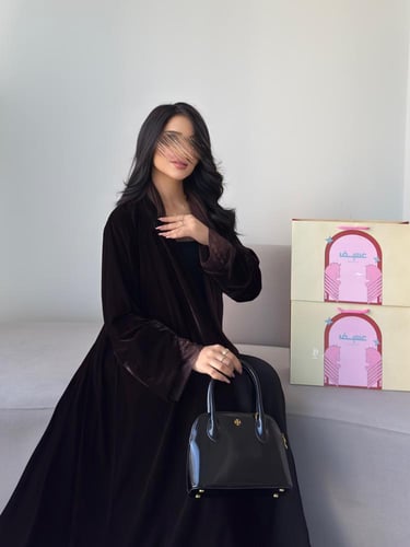 مخمل بني مع أكمام دانتيل نص كلوش