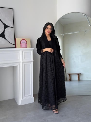 دانتيل اسود مع أكمام وياقه كريب ملكي