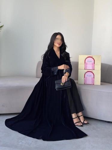 مخمل كحلي مع أكمام دانتيل نص كلوش