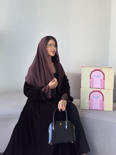 مخمل بني مع أكمام دانتيل نص كلوش