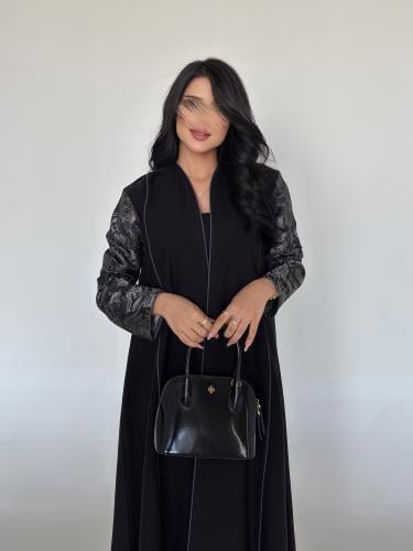 كريب لمار اسود مع تداخلات جاكار رصاصي في الاكمام ن...