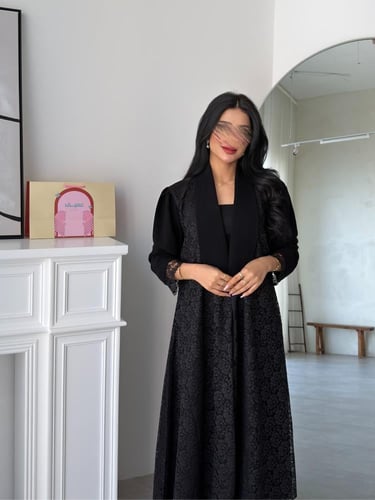 دانتيل اسود مع أكمام وياقه كريب ملكي