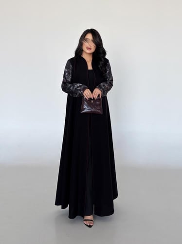 كريب لمار اسود مع تداخلات جاكار عودي في الاكمام نص...