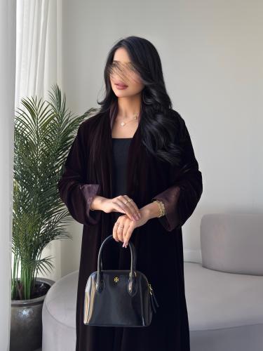 مخمل بني مع أكمام دانتيل نص كلوش