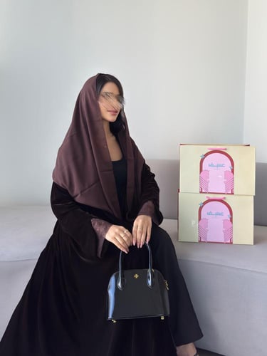 مخمل بني مع أكمام دانتيل نص كلوش