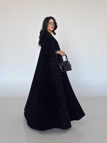 كريب سراميك سواد فاحم مع دانتيل مخمل رسميه ربع كلو...