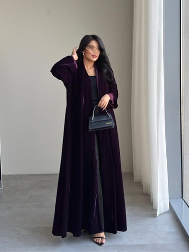 مخمل بنفسجي غامق مع أكمام دانتيل نص كلوش