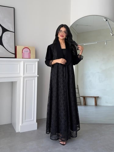 دانتيل اسود مع أكمام وياقه كريب ملكي