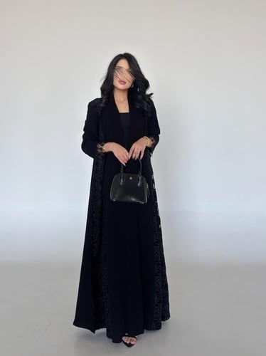 كريب سراميك سواد فاحم مع دانتيل مخمل رسميه ربع كلو...