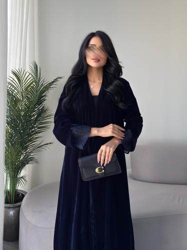 مخمل كحلي مع أكمام دانتيل نص كلوش