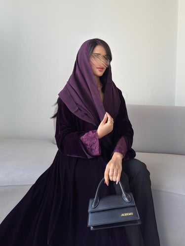 مخمل بنفسجي غامق مع أكمام دانتيل نص كلوش