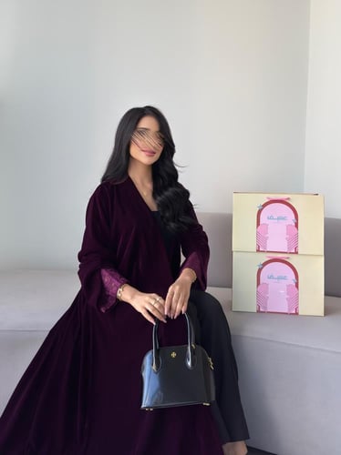 مخمل بنفسجي فاتح مع أكمام دانتيل نص كلوش