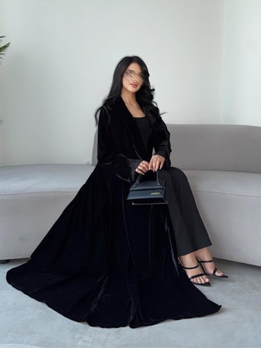 مخمل اسود مع أكمام دانتيل نص كلوش
