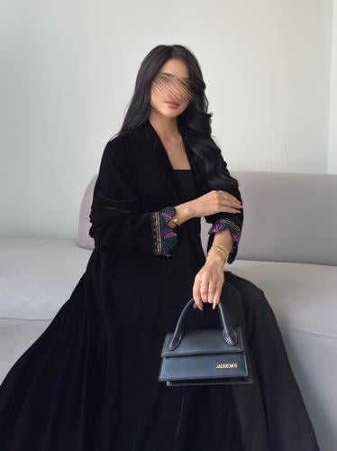 مخمل اسود مع أكمام دانتيل نص كلوش