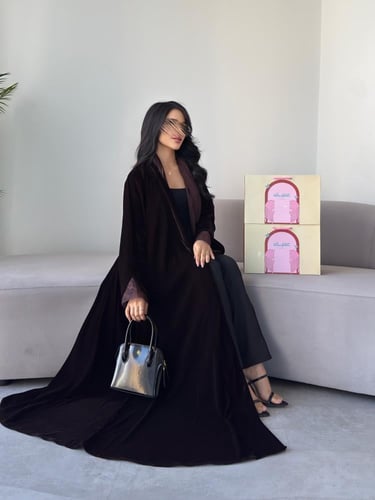 مخمل بني مع أكمام دانتيل نص كلوش