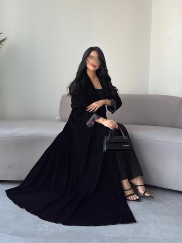 مخمل اسود مع أكمام دانتيل نص كلوش