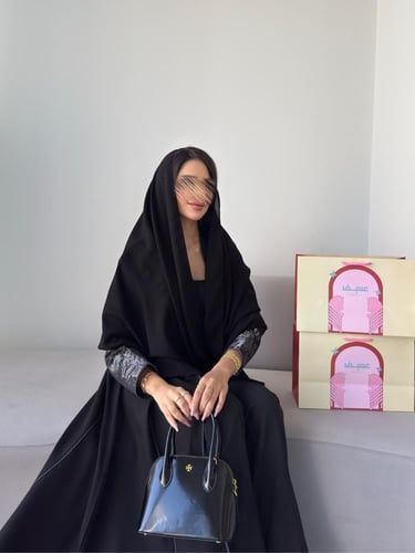 كريب لمار اسود مع تداخلات جاكار رصاصي في الاكمام ن...