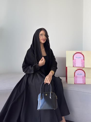 كريب لمار اسود مع تداخلات جاكار اسود في الاكمام نص...