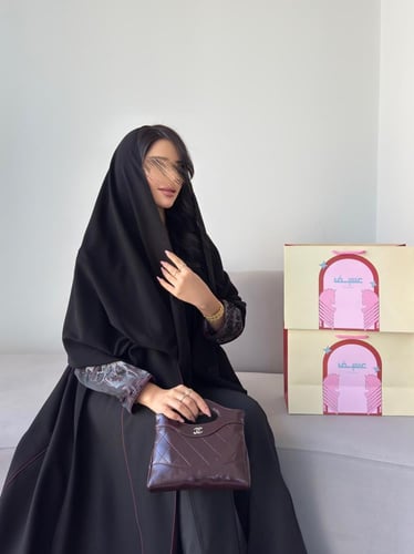 كريب لمار اسود مع تداخلات جاكار عودي في الاكمام نص...