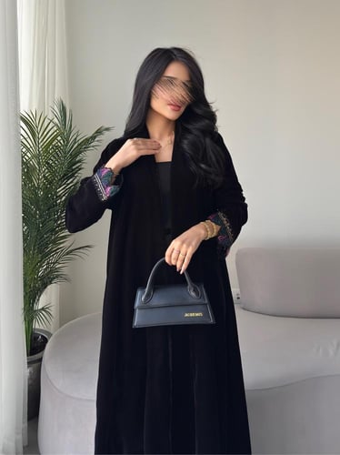 مخمل اسود مع أكمام دانتيل نص كلوش