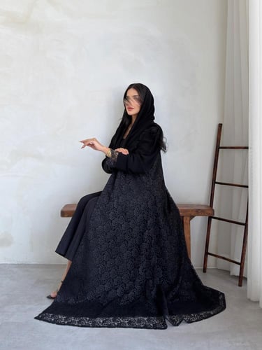 دانتيل اسود مع أكمام وياقه كريب ملكي