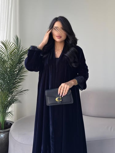 مخمل كحلي مع أكمام دانتيل نص كلوش