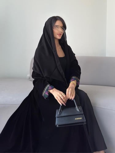 مخمل اسود مع أكمام دانتيل نص كلوش