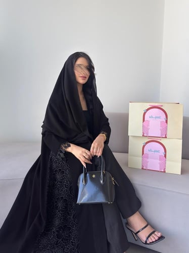 كريب سراميك سواد فاحم مع دانتيل مخمل رسميه ربع كلو...