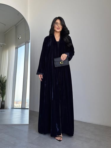 مخمل كحلي مع أكمام دانتيل نص كلوش