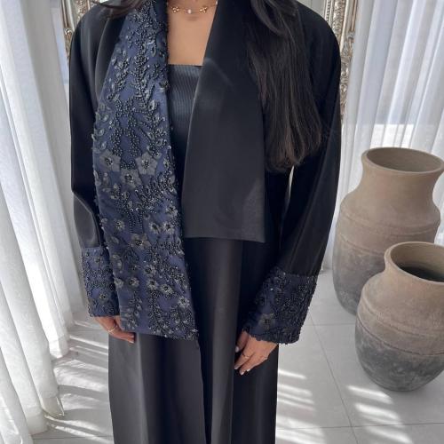 كريب مع كلفه تطريز من الأمام والأكمام