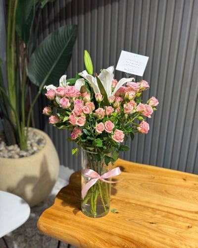 Dutch flower vase with baby gori