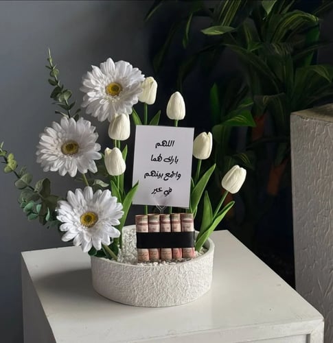 فازة ورد صناعي مع كرت