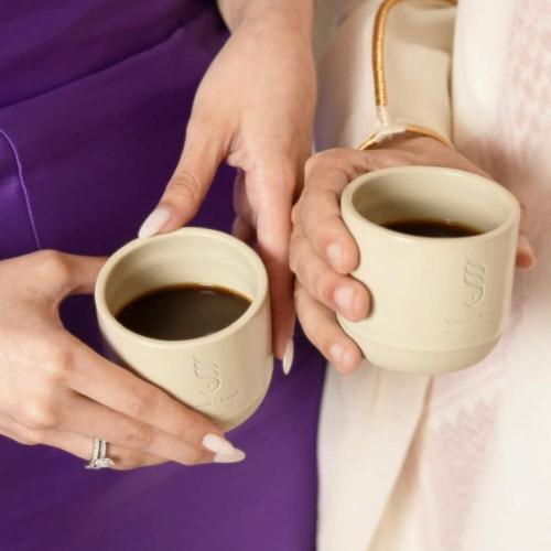 طقم أكواب السيراميك الملكي للعرسان بحفر الليزر المخصص - عنوان البهجة