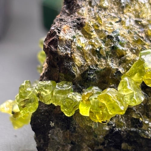 اسوارة من حجر الزبرجد الخام الطبيعي