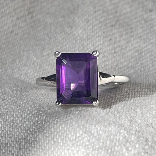 خاتم فضة من حجر الجمشت الطبيعي (قصة مستطيلة)