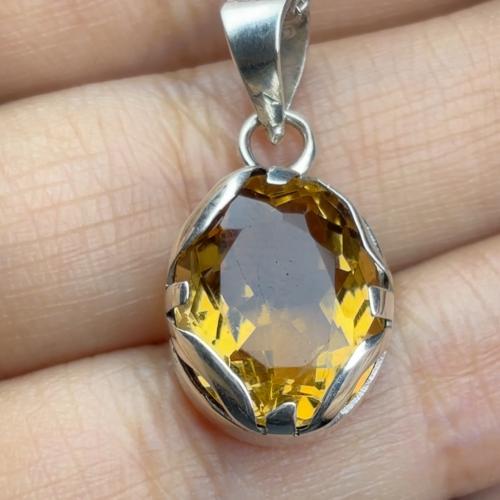 قلادة من حجر السترين الطبيعي